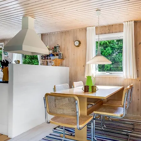 Myrna - 300m From The Sea By Interhome